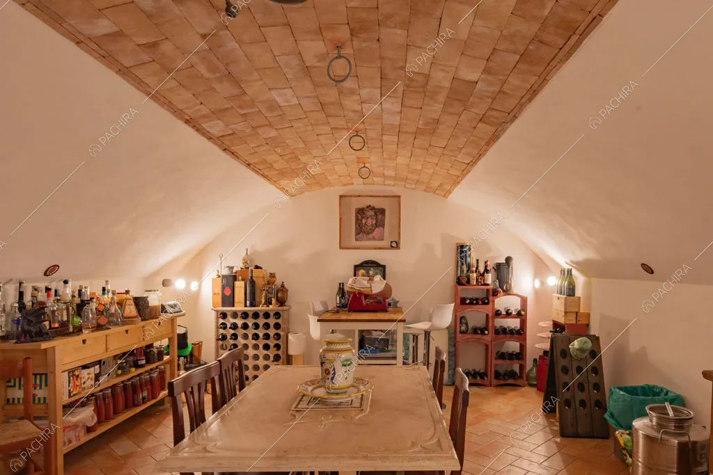 Taverna con mattoni rossi a vista della villa Matico, location in stile contemporaneo a Roma