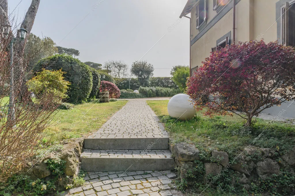 Vialetto della villa Ebridi, location in stile rustico a Roma
