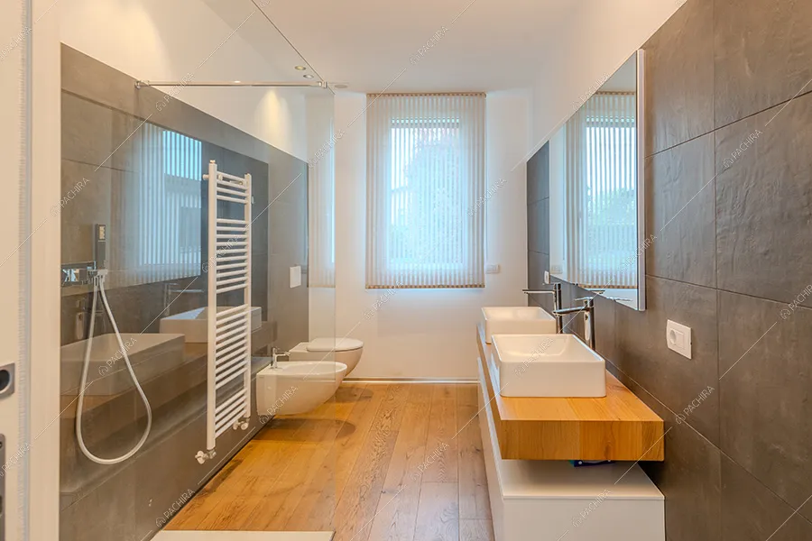 Bagno della villa Daintree, location in stile moderno a Varese