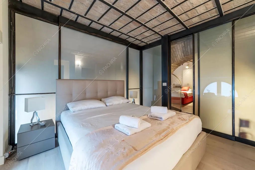 Camera da letto matrimoniale del loft Sabbia, location in stile moderno a Roma