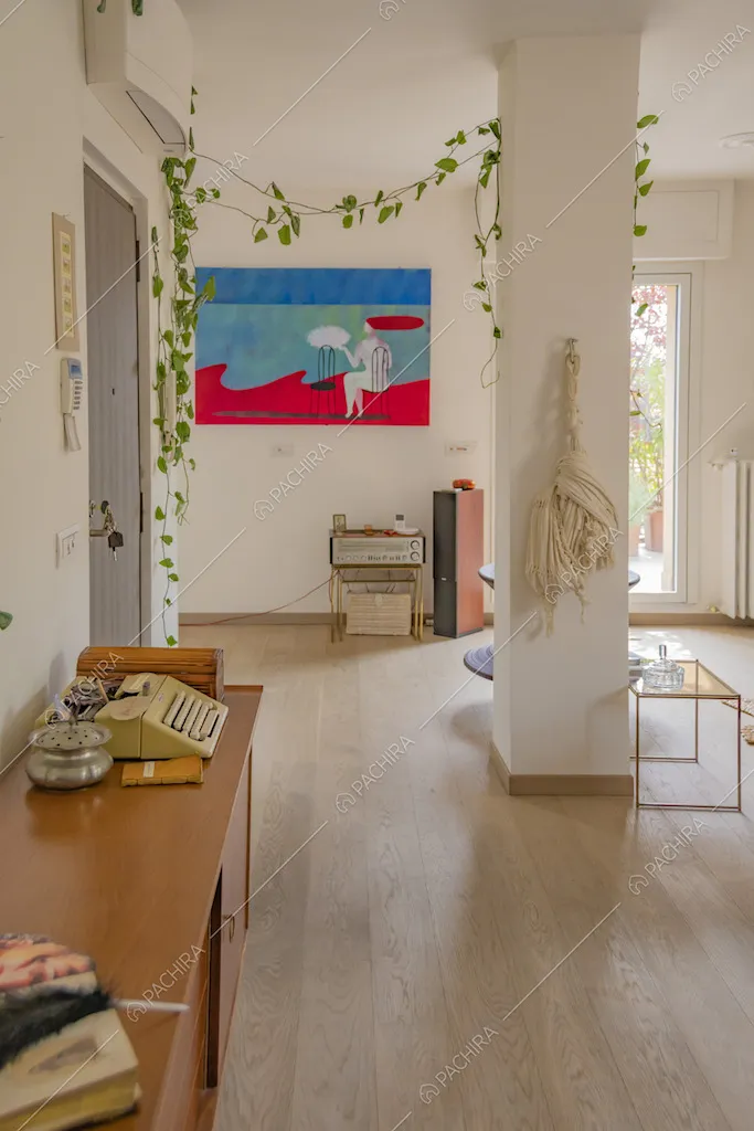 Ingresso con parquet e colonna bianca