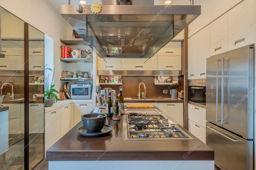 Cucina dell'appartamento Yalu, location in stile contemporaneo a Roma