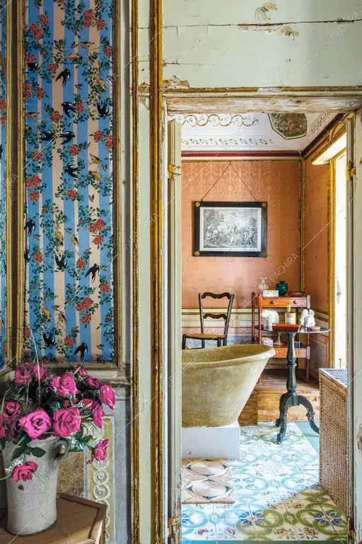 Camera con vasca da bagno nella villa Tanami, location in stile classico a Palermo