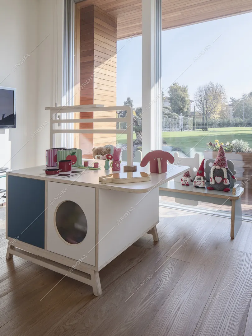 Camera per bambini con giochi, porta-finestra scorrevole per accedere al giardino e pavimento in parquet