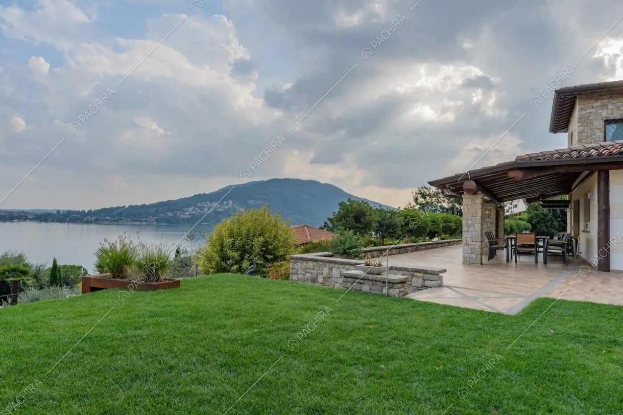 Vista sul lago, sulla veranda e sugli esterni in pietra della villa