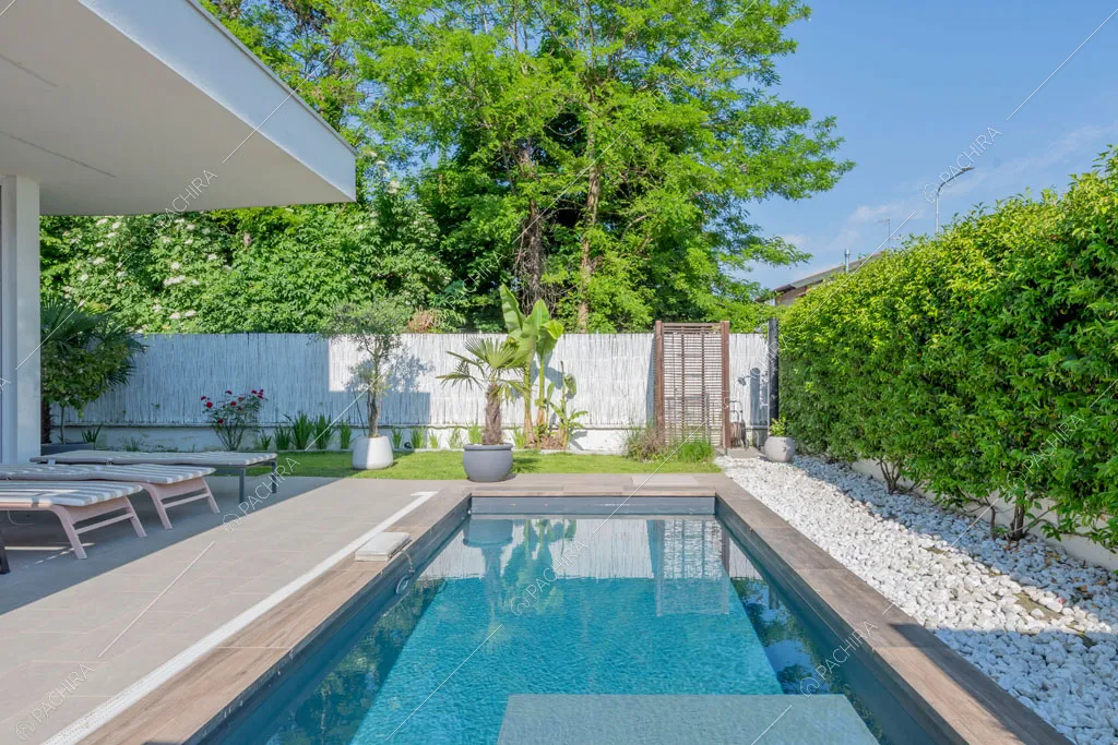 Piscina della villa Garnet, location in stile contemporaneo a Milano