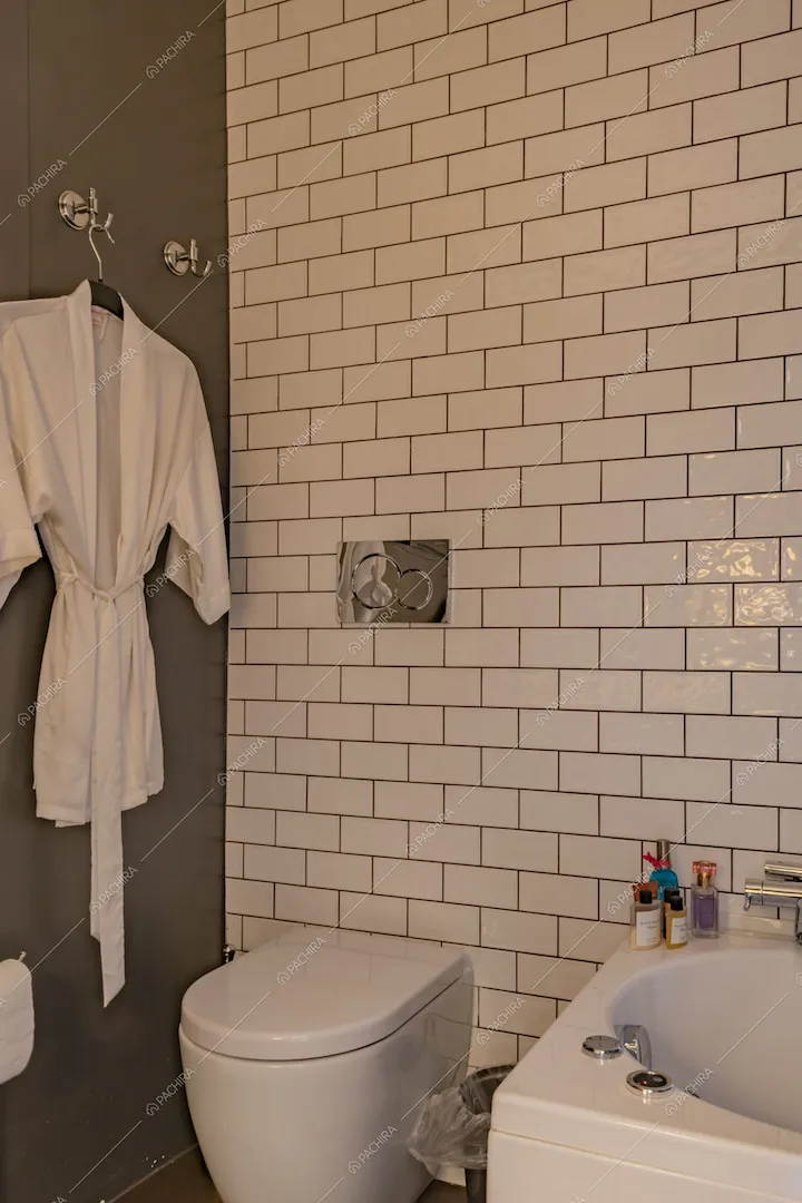 Il bagno con mattoncini bianchi