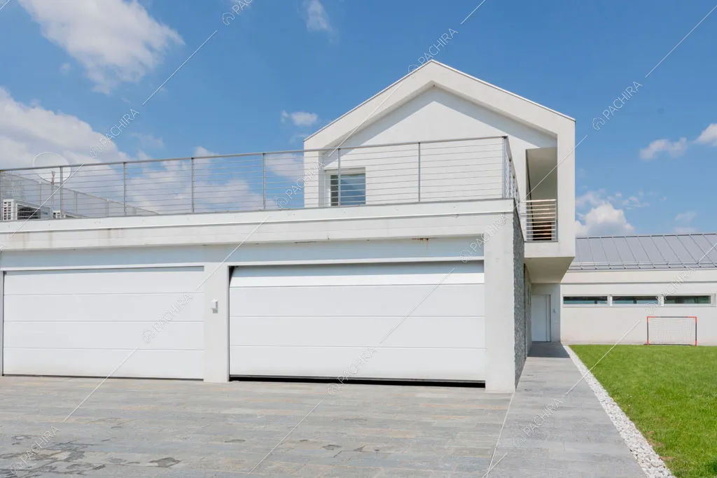 Garage della villa Coral, location in stile contemporaneo a Como