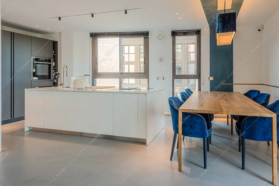 Cucina a vista del loft Calluna, location in stile contemporaneo a Milano
