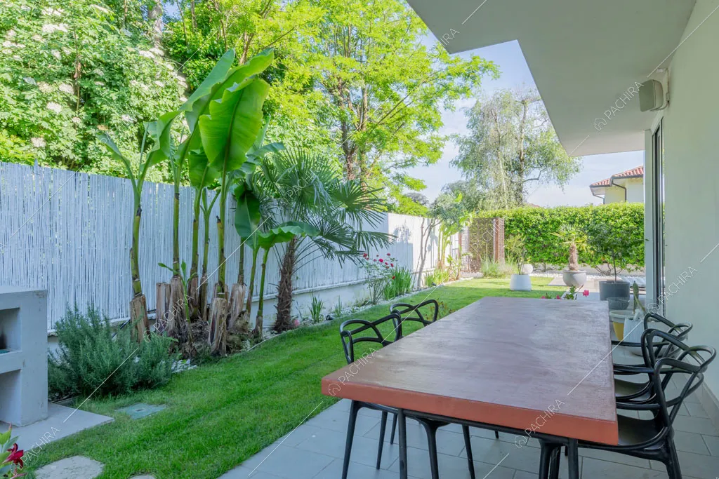 Giardino della villa Garnet, location in stile contemporaneo a Milano