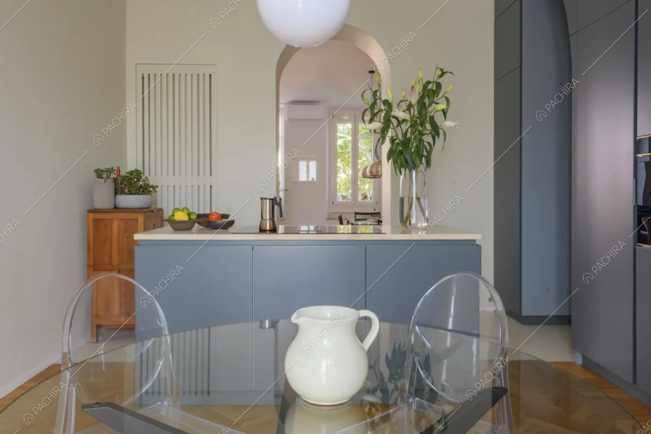 Cucina a isola color grigio con tavolo da pranzo