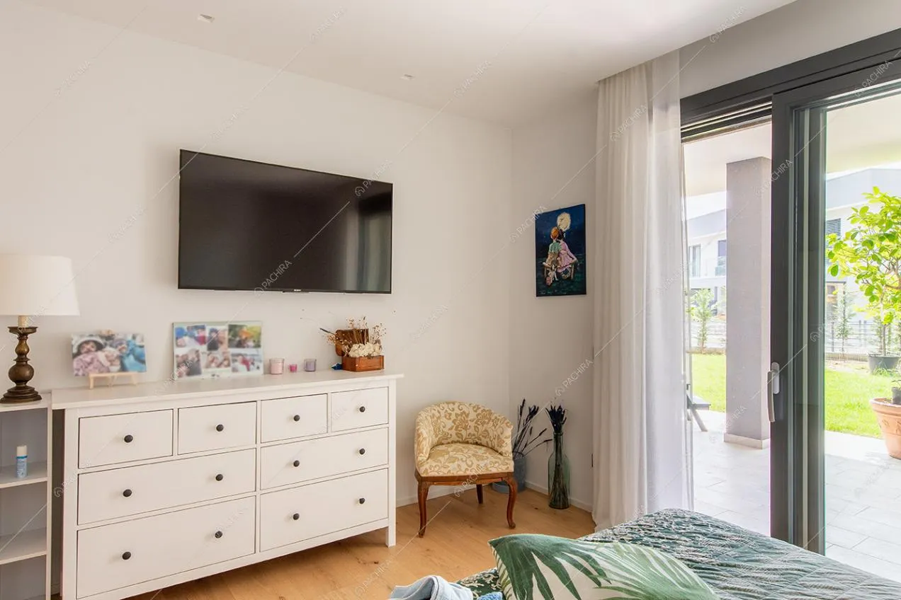 Camera da letto della villa Ladone, location in stile moderno a Lecco