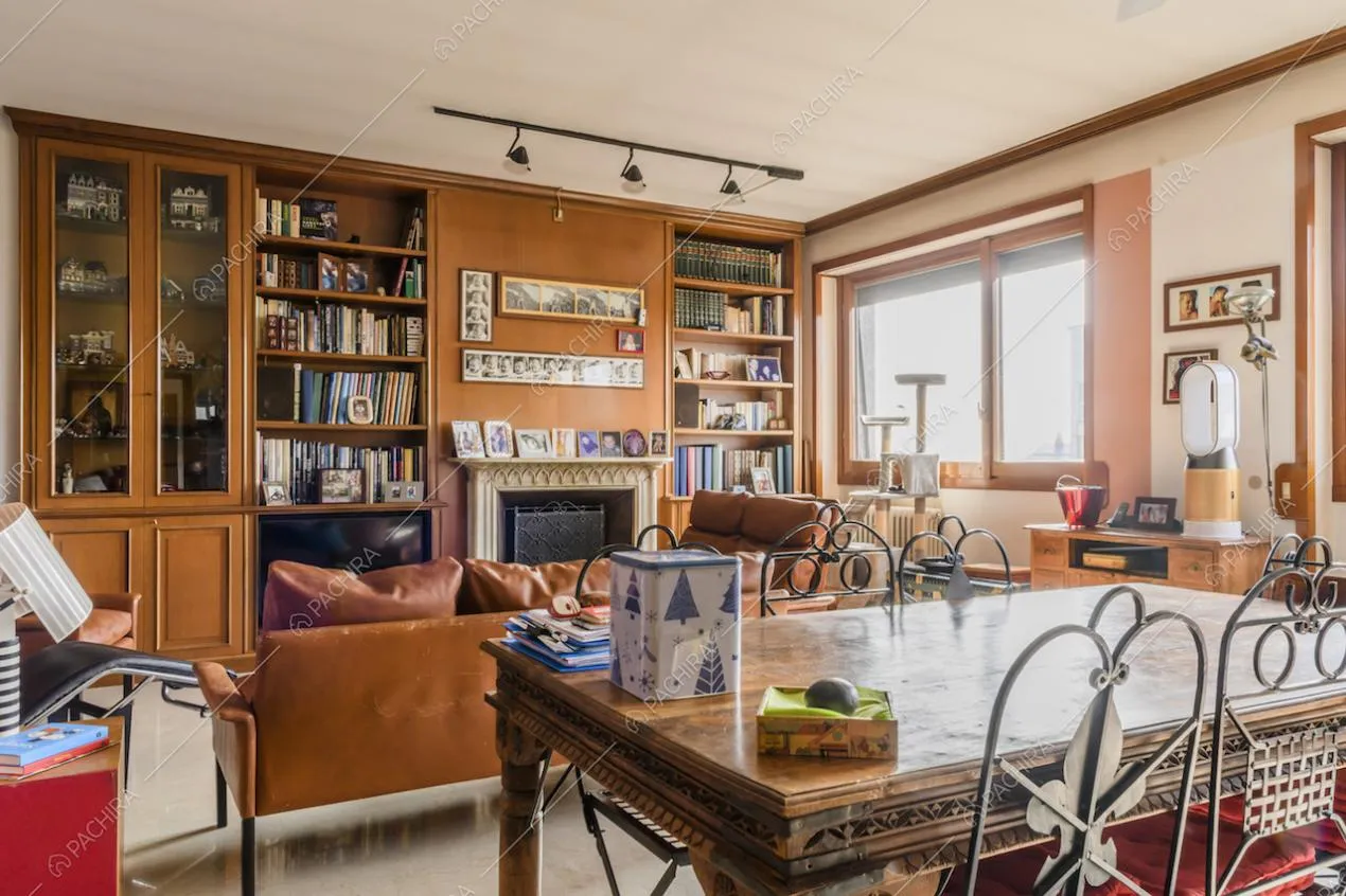 Salotto in stile rustico con mobili in legno e tavolo d'epoca