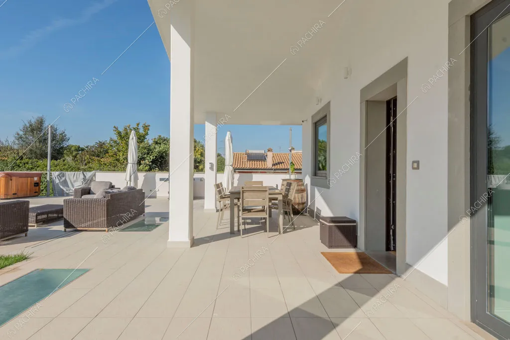 Portico della villa Tagliamento, location in stile contemporaneo a Roma