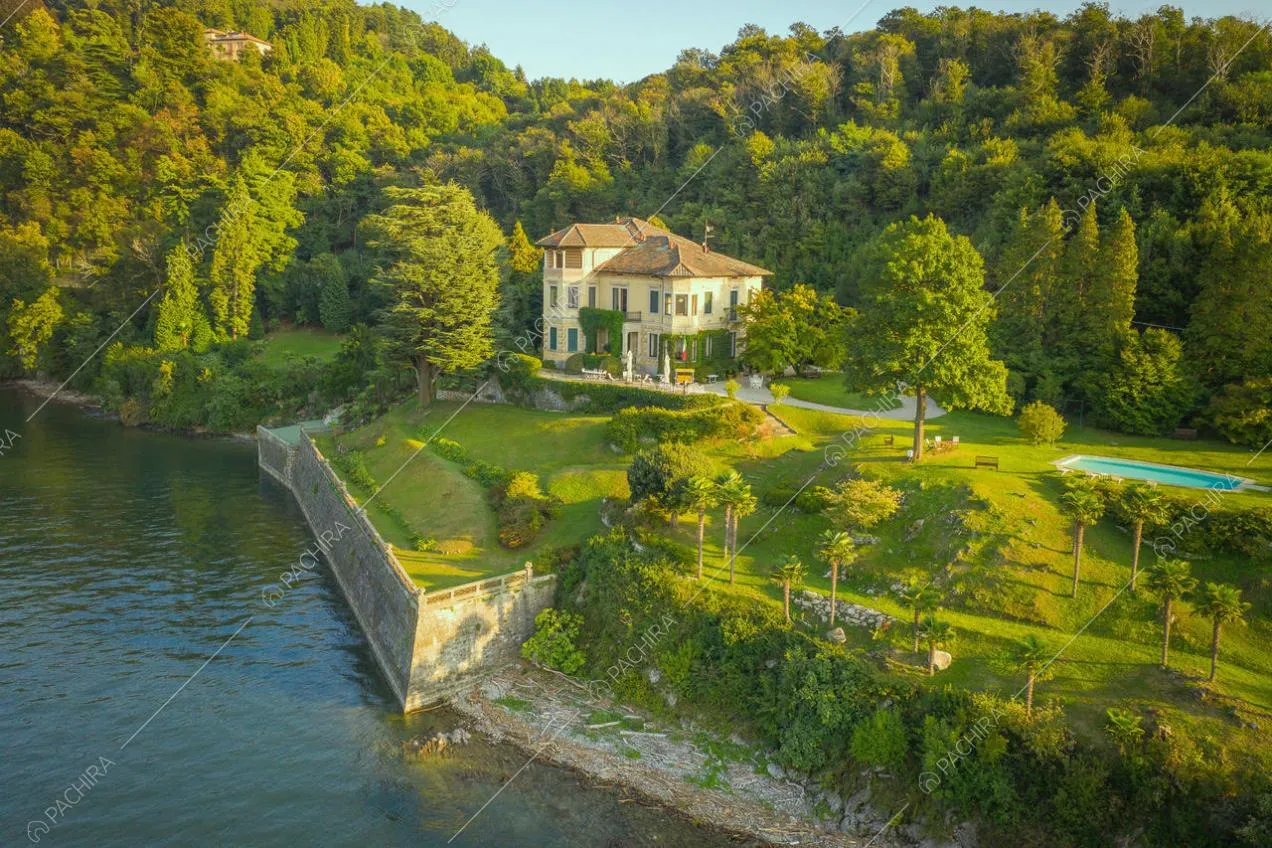 Panoramica della villa e del giardino con piscina
