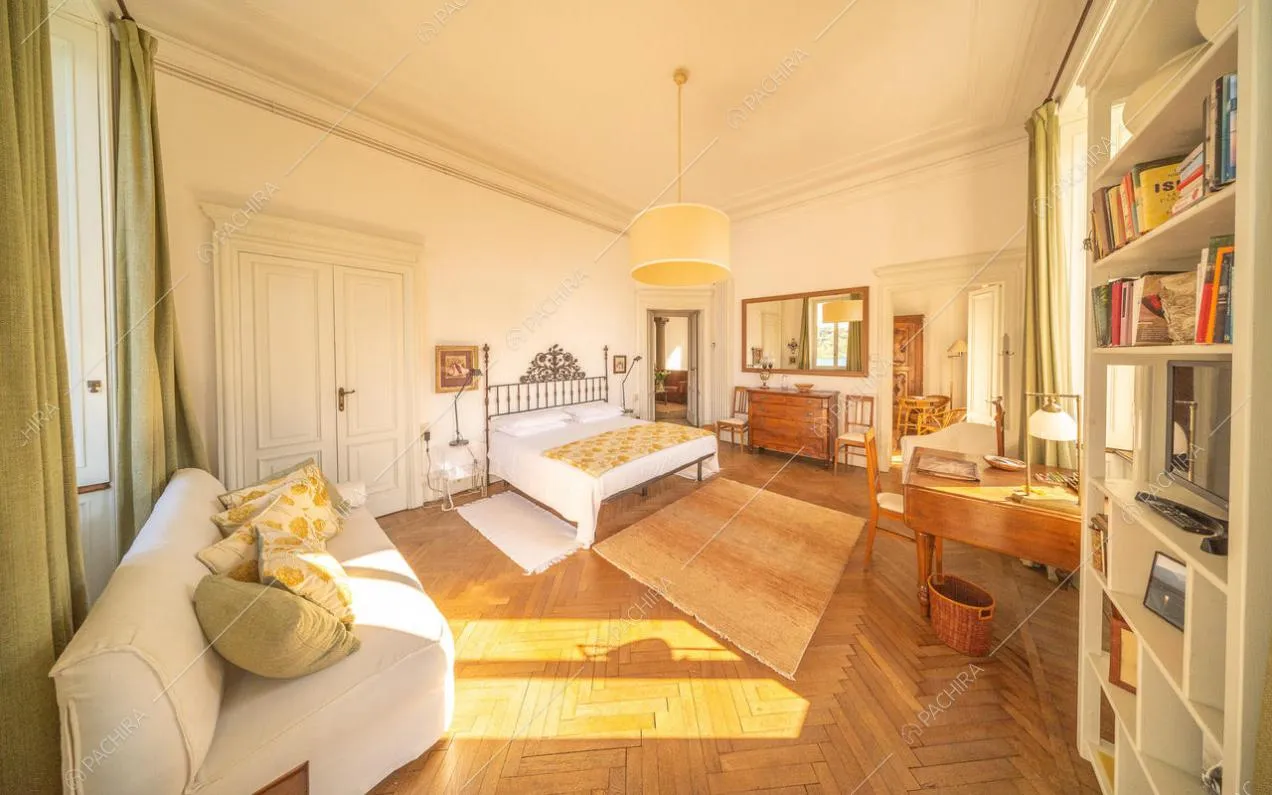 Panoiramica su camera da letto matrimoniale con parquet a spina di pesce all'italiana
