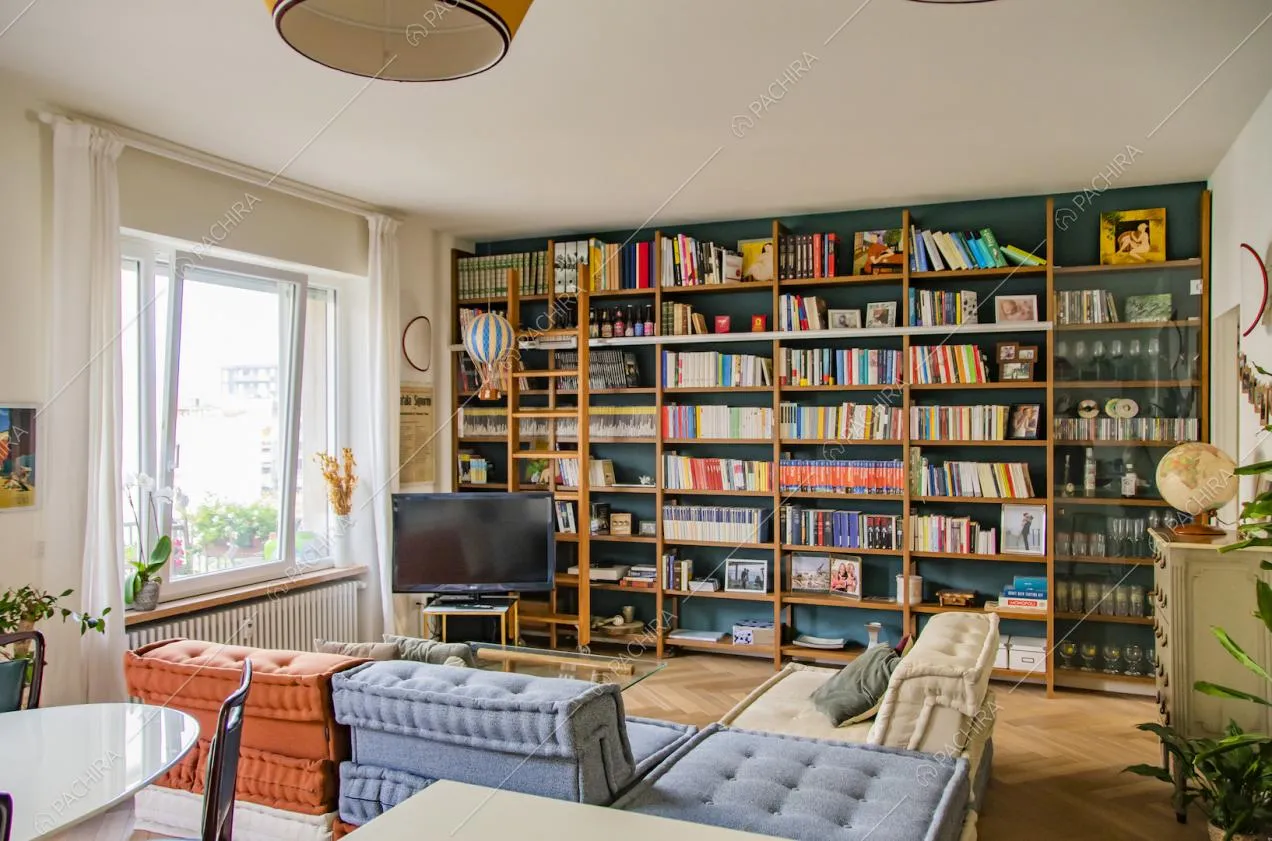 Libreria a parete e divani colorati