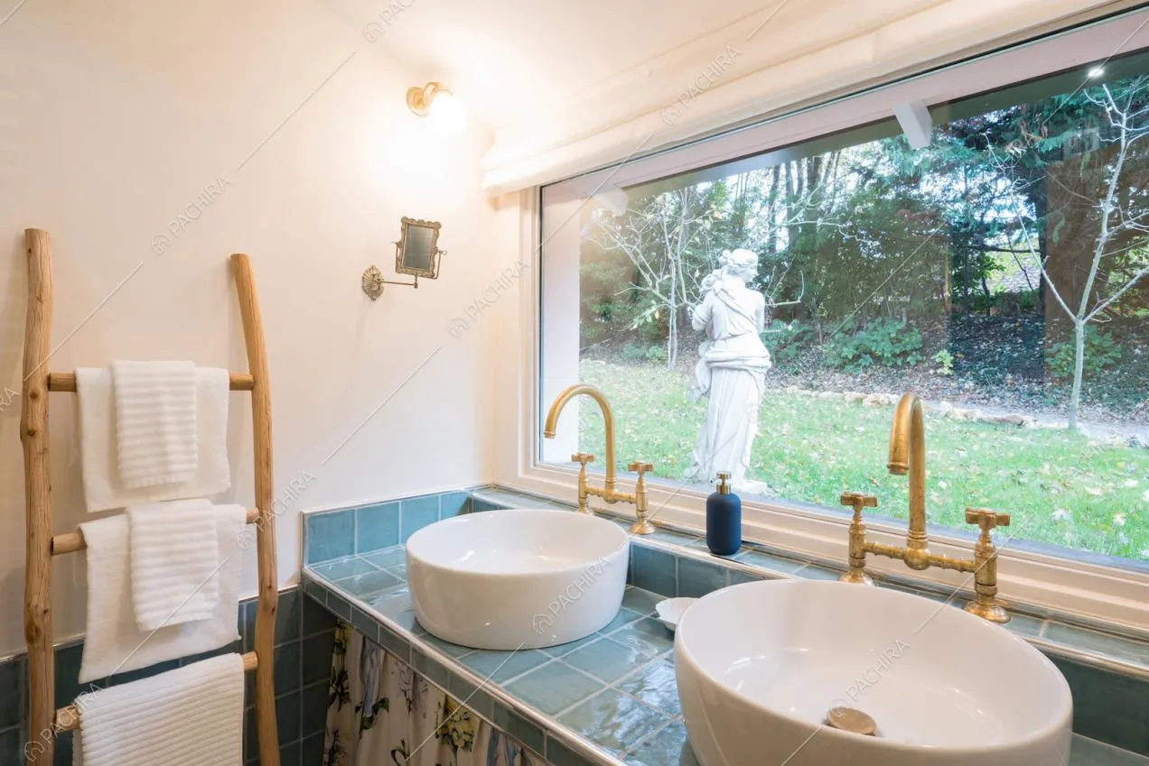 Bagno con vetrate sul giardino