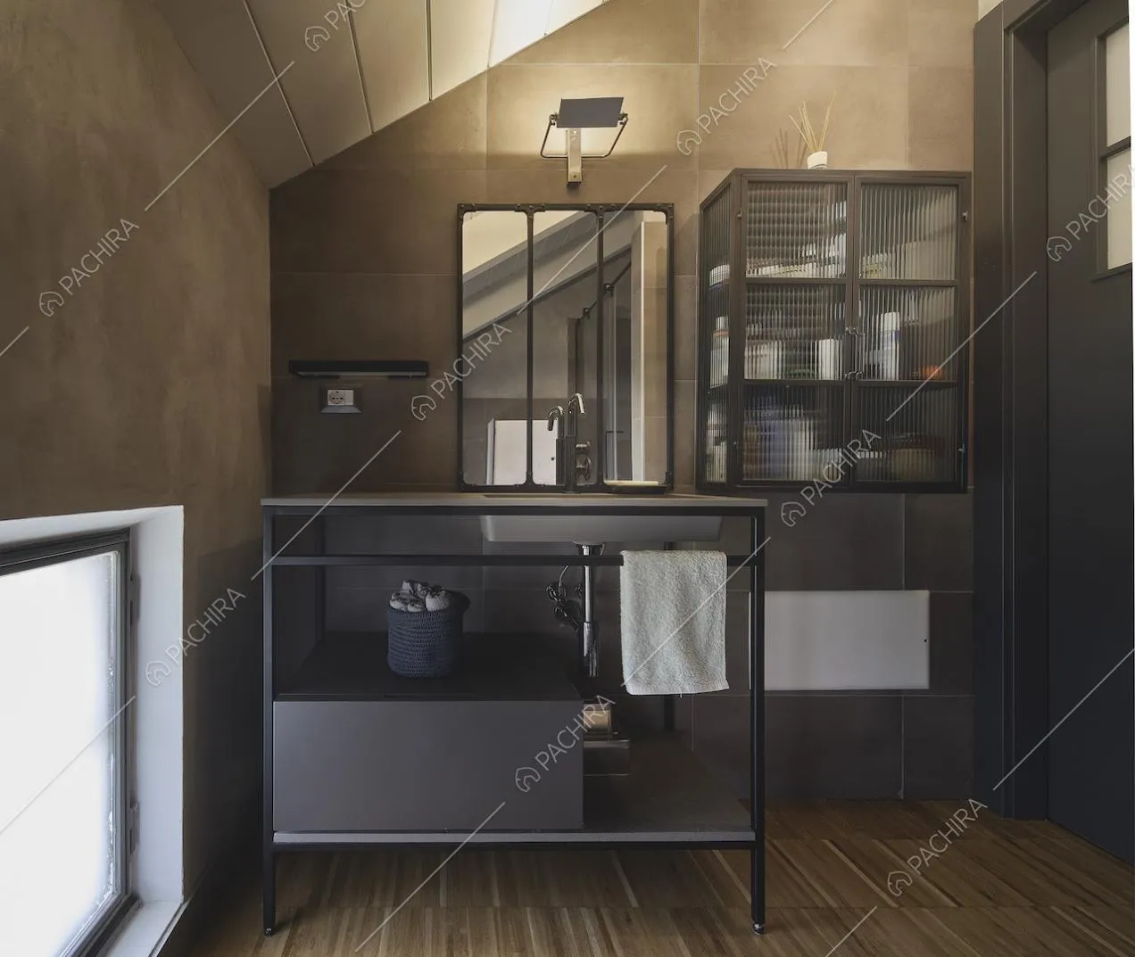 Bagno con soffitto in legno bianco a vista e mobile nero