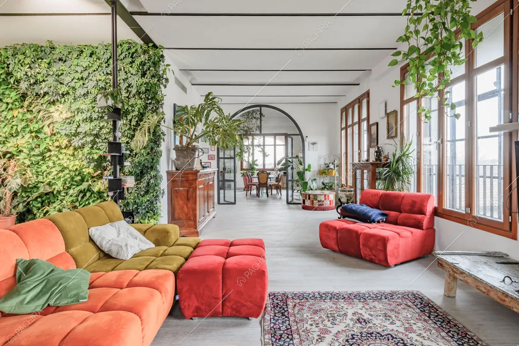Luminosa zona living del loft Ostro, location in stile contemporaneo a Milano