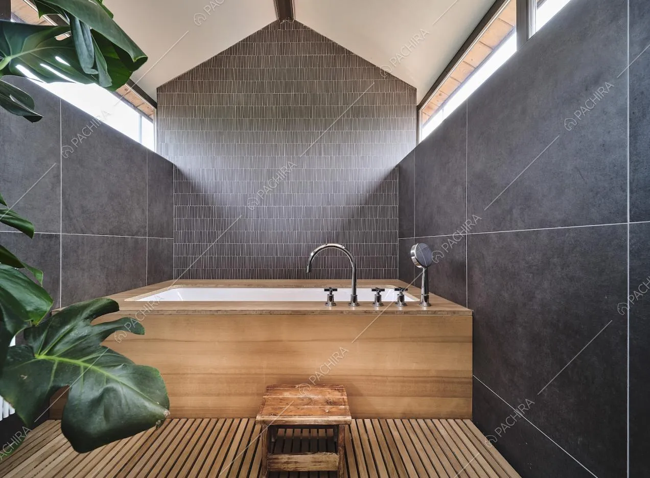 Zona SPA della villa dalle pareti nere e con vasca in legno