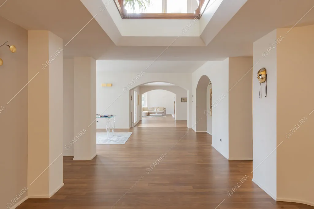 Ampio corridoio con pavimento in parquet della villa Bris, location in stile contemporaneo a Torino