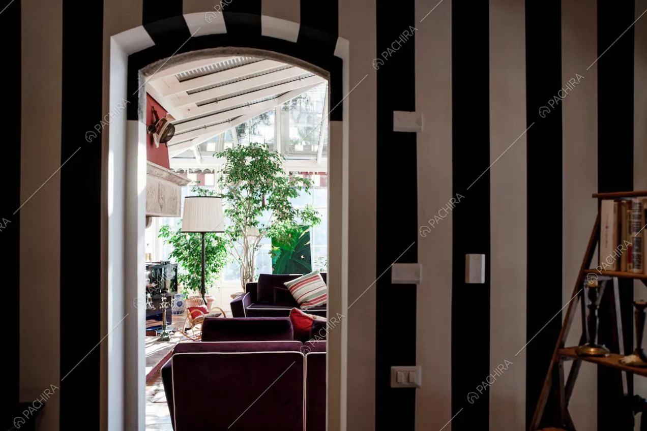 Ingresso della cucina con vista sul soggiorno