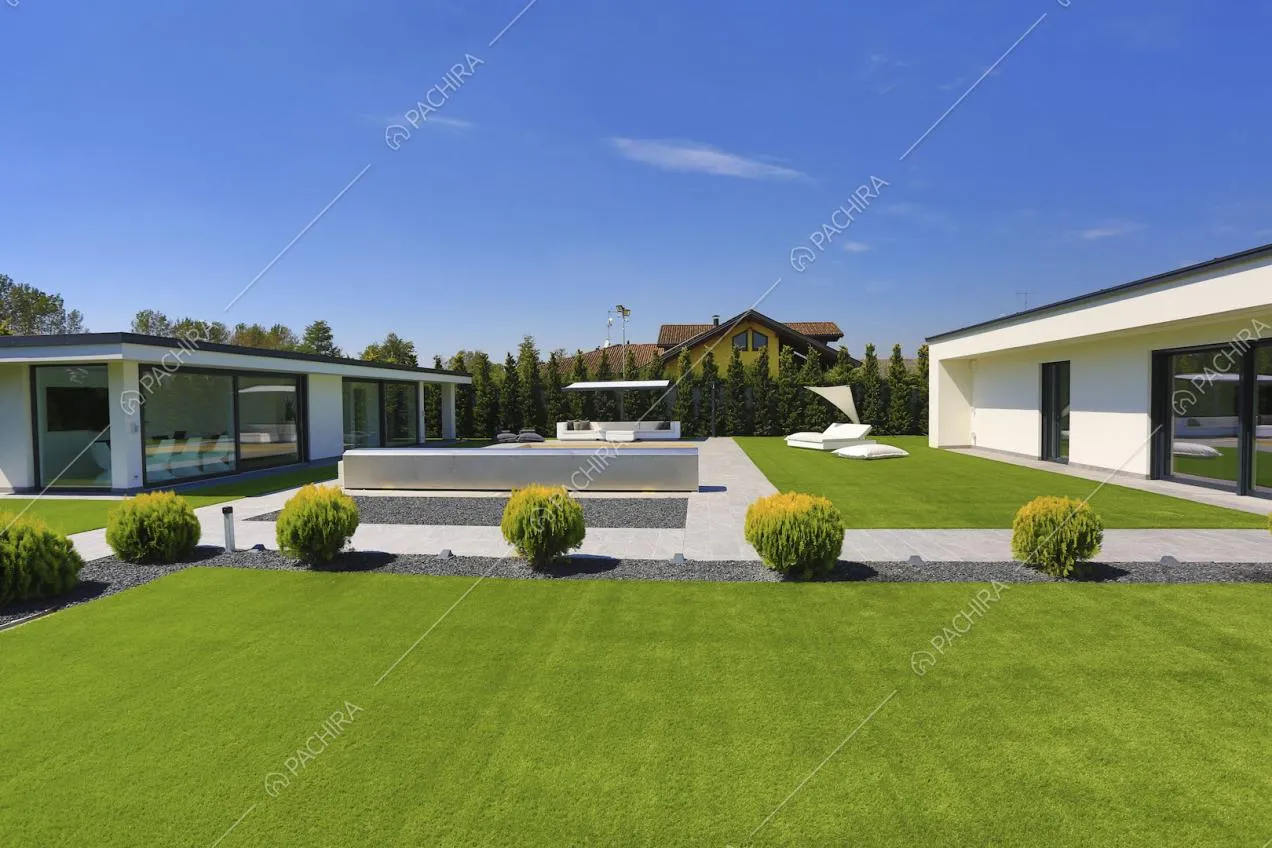 Il giardino curato divide la dépendance e la casa principale