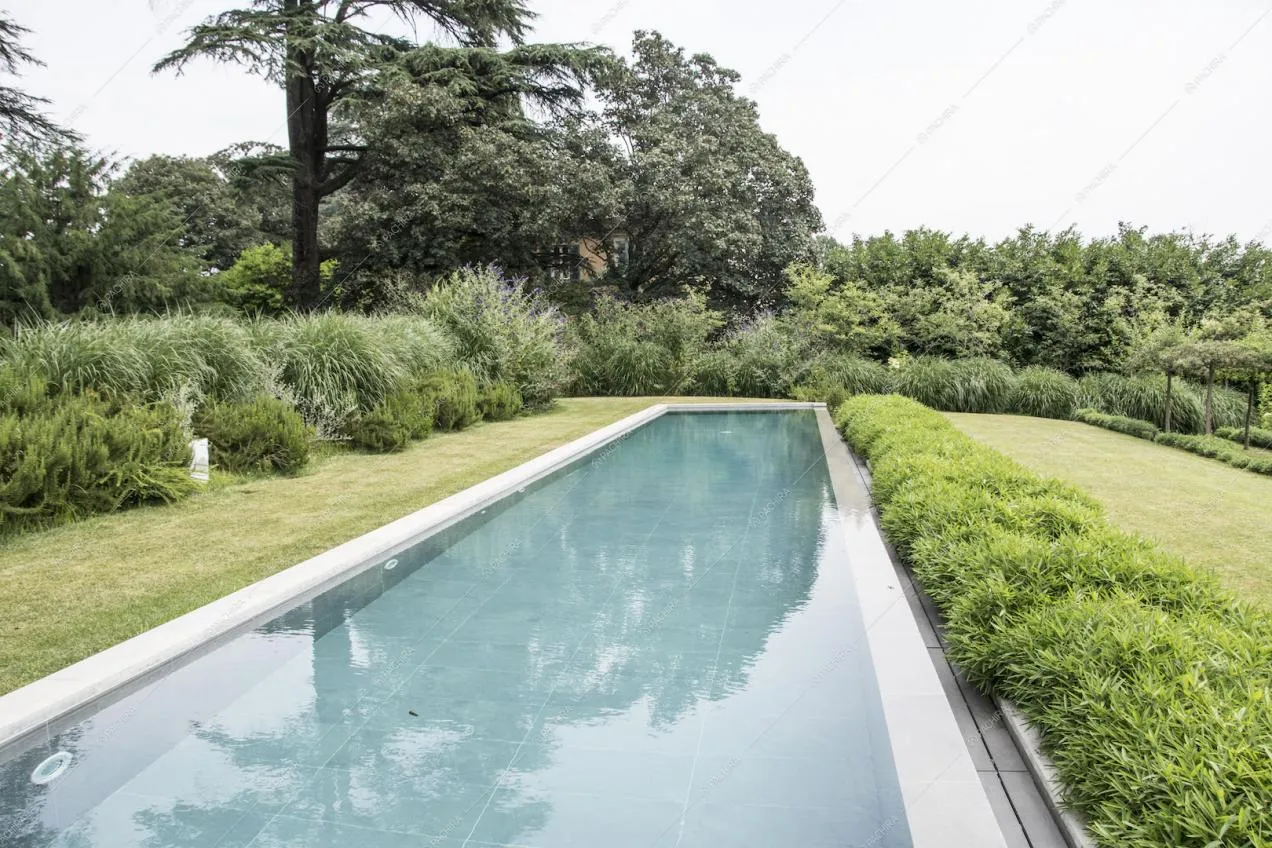 Lunga piscina rettangolare immersa nel verde