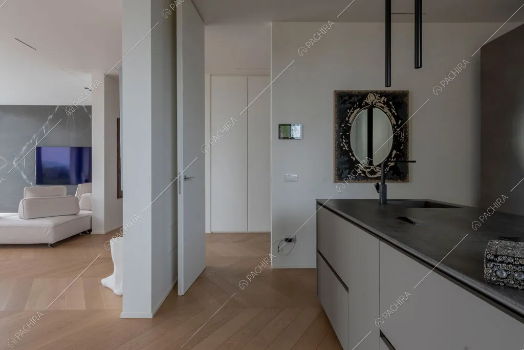 Pavimento in parquet nella zona living della villa Ladoga, location in stile contemporaneo a Varese
