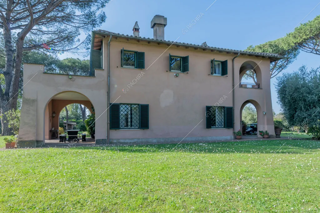 Esterni della dimora storica Logan, location in stile classico a Roma