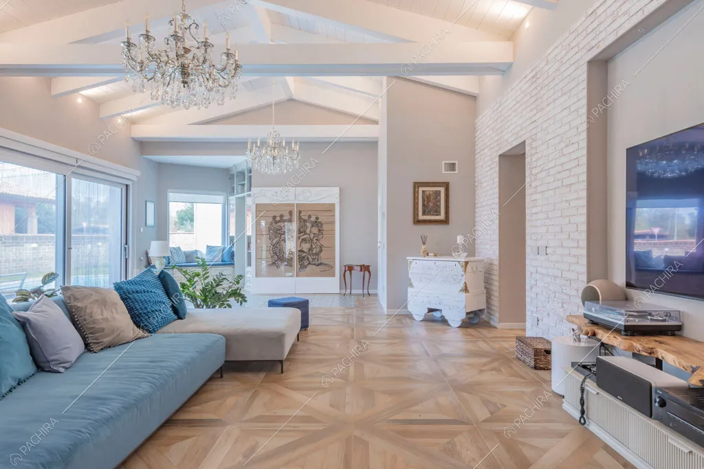 Zona living con parete in mattoni a vista della villa Colchito, location in stile contemporaneo a Roma