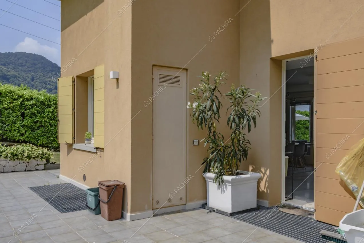 Porta d'accesso e finestre sul retro della location