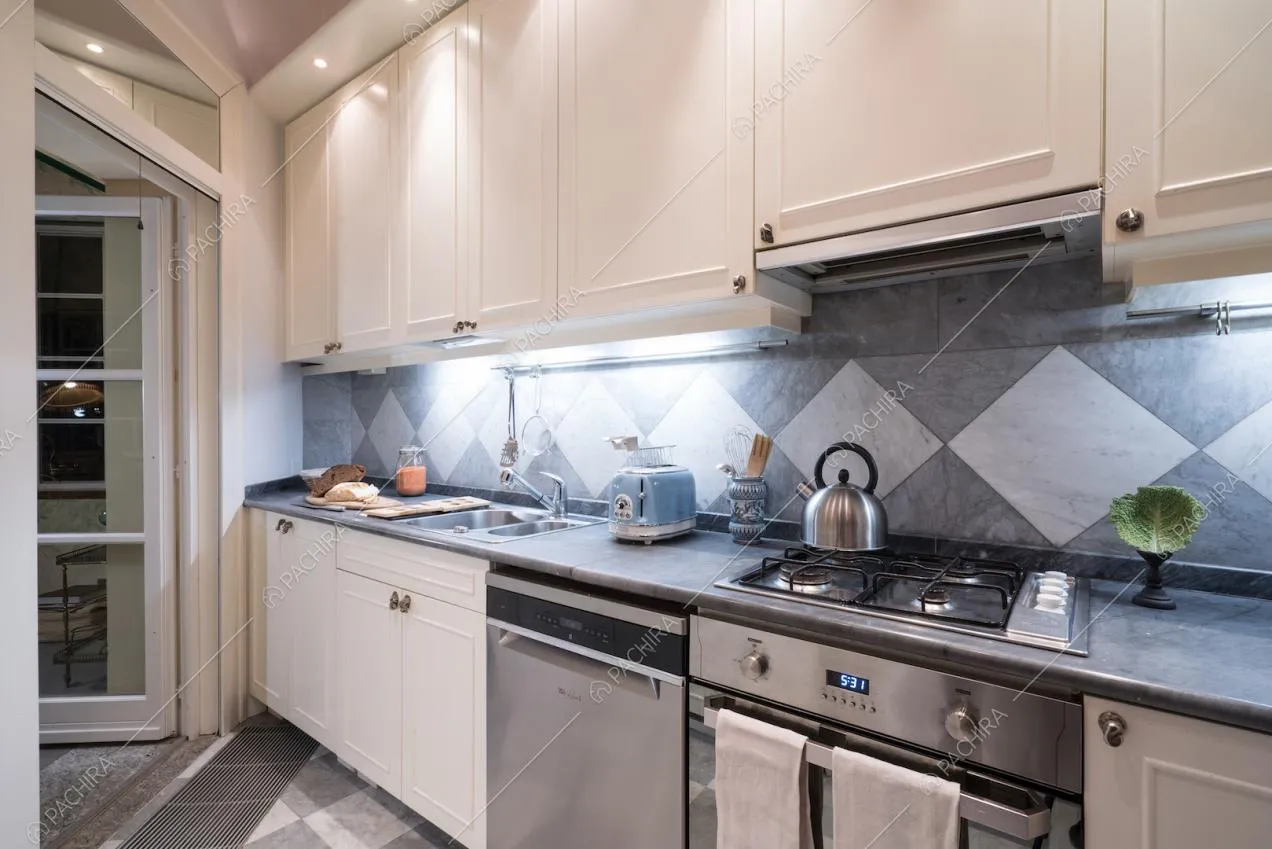 Cucina a parete con fornelli a gas