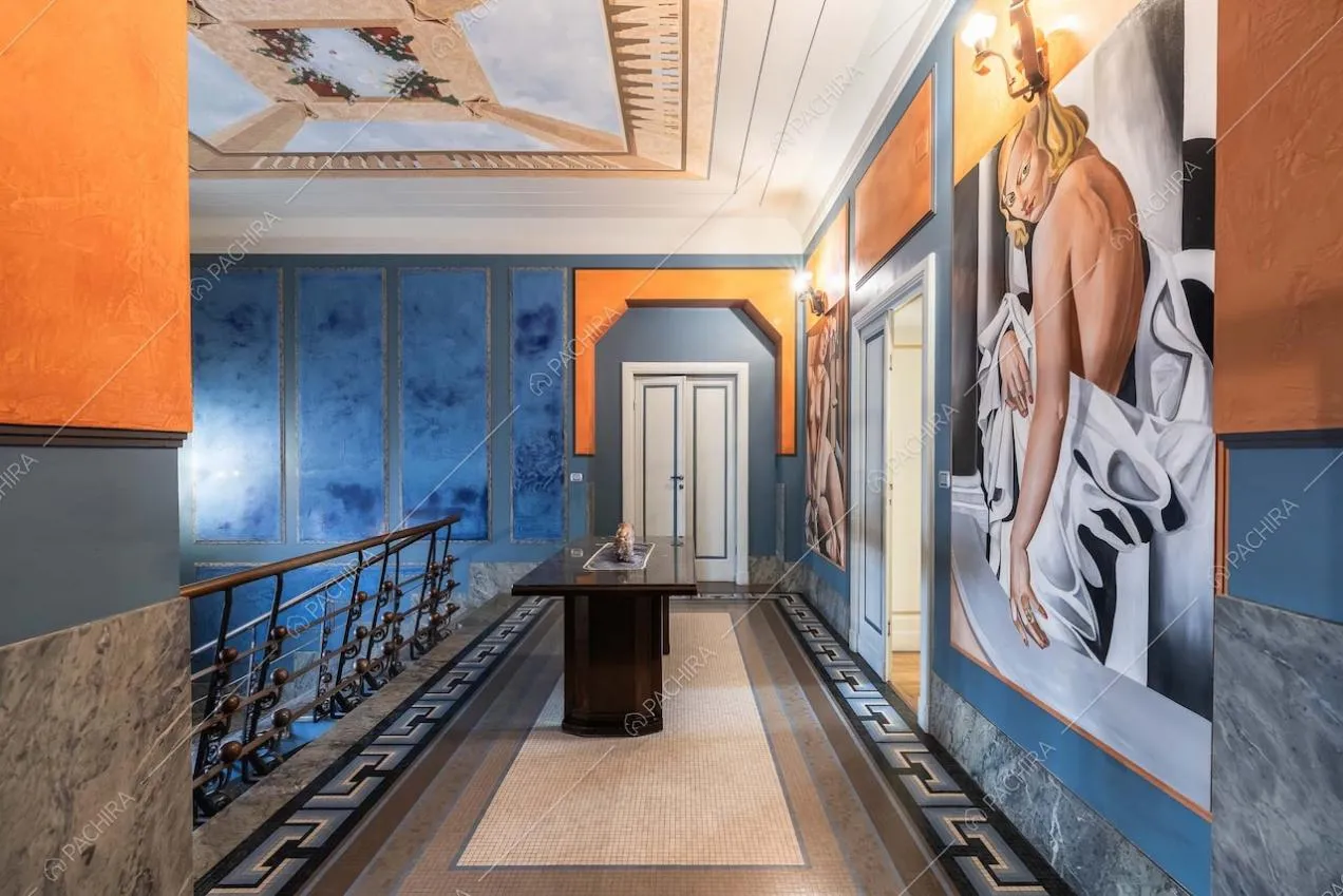 Corridoio della villa Adamite, location in stile classico a Savona