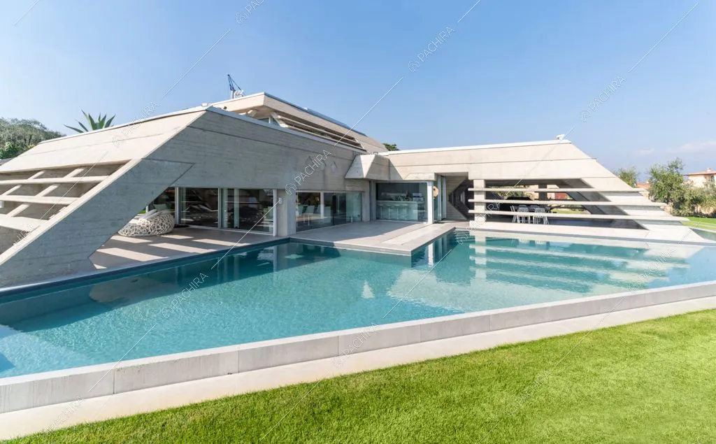 La piscina all'esterno della Location Iris
