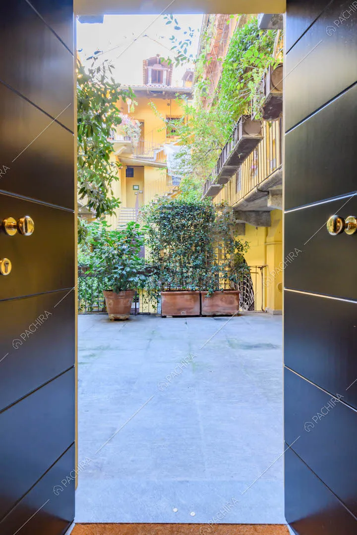 Porta d'ingresso alla location e vista sul cortile interno