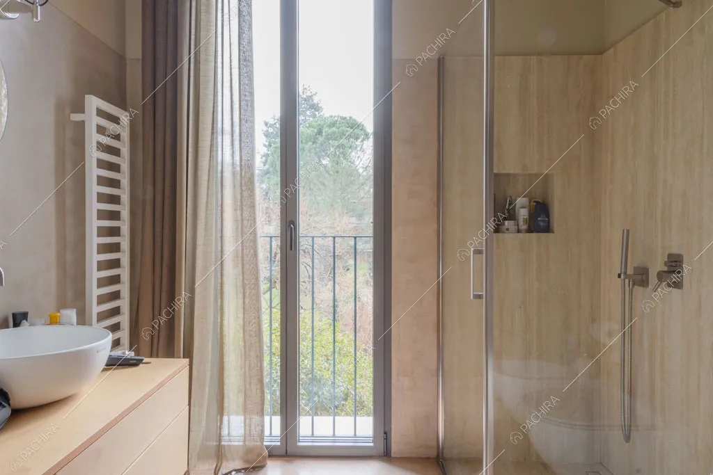 Bagno con box doccia dell'appartamento Fiore di porro, location in stile minimal a Monza
