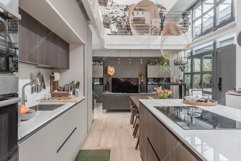 Cucina a vista del loft Tagus, location in stile contemporaneo a Milano