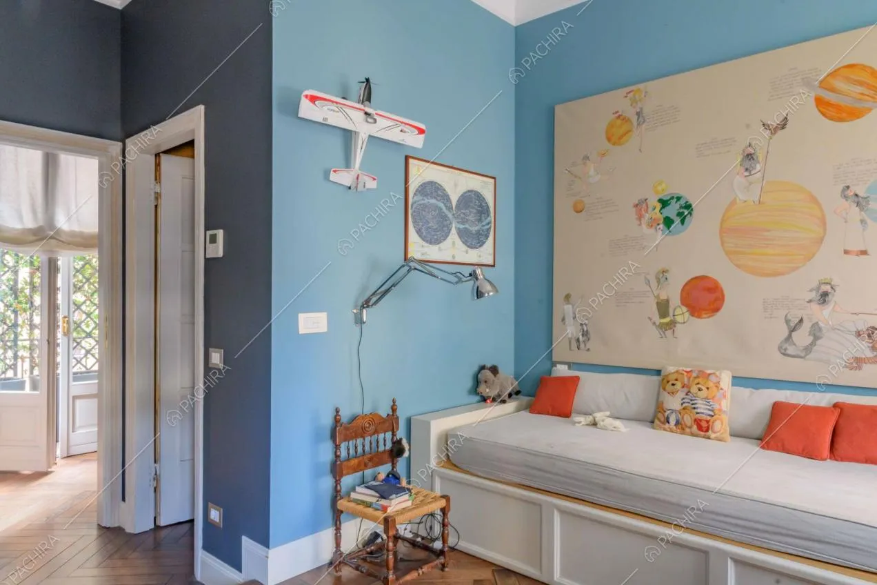 Camera da letto da bambini, dalle pareti azzurre e vista su corridoio e terrazza
