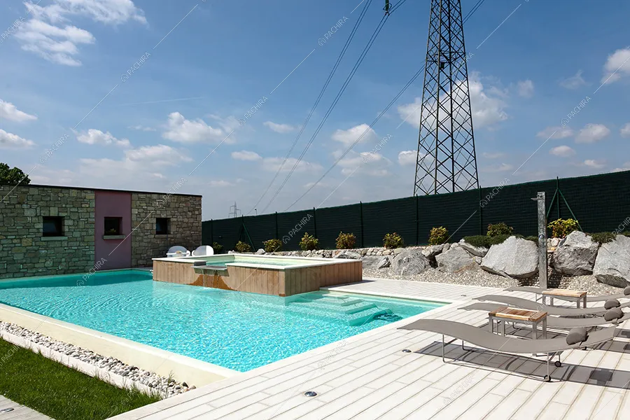 Piscina della villa Filesia, location in stile contemporaneo a Lecco