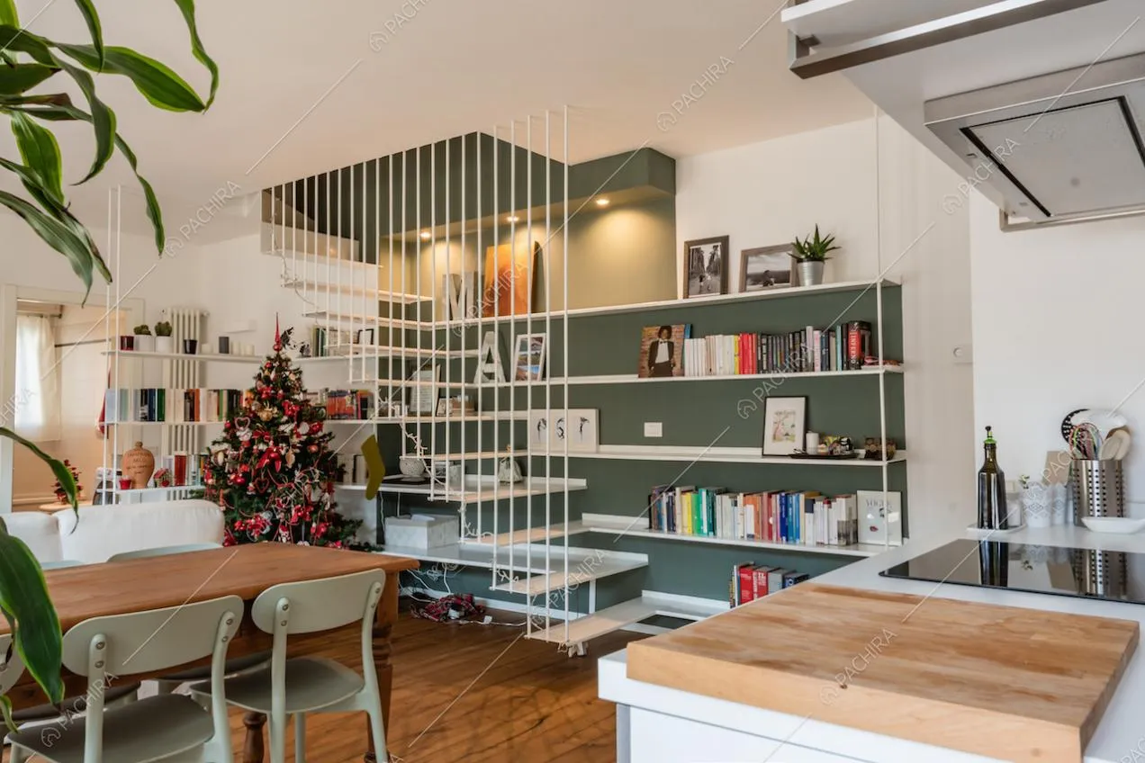 Scala sospesa con ringhiera vicino alla libreria