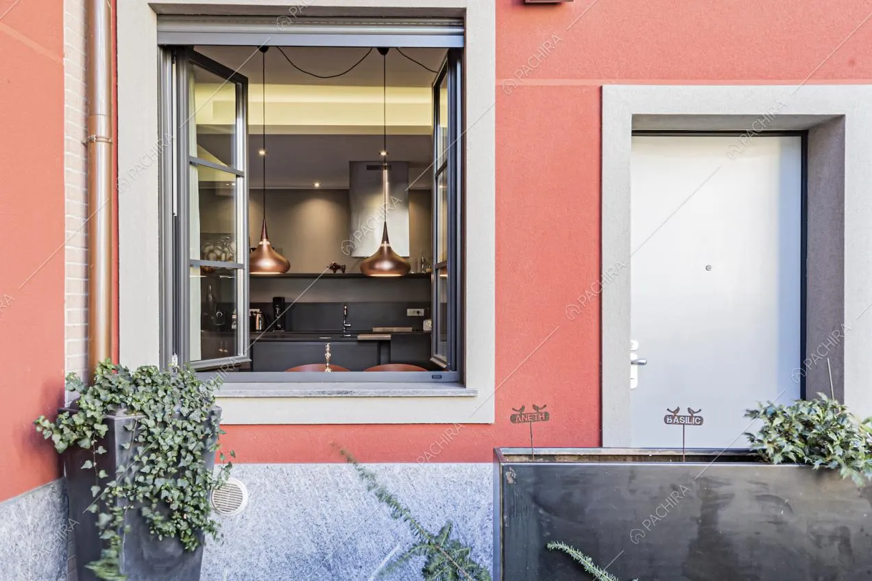 Porta d'ingresso e zona cucina vista dalla finestra