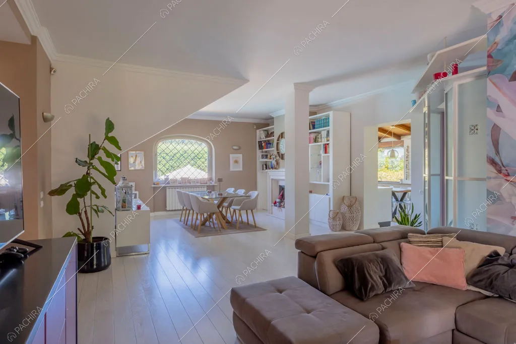 Zona living della villa Lena, location in stile moderno a Roma