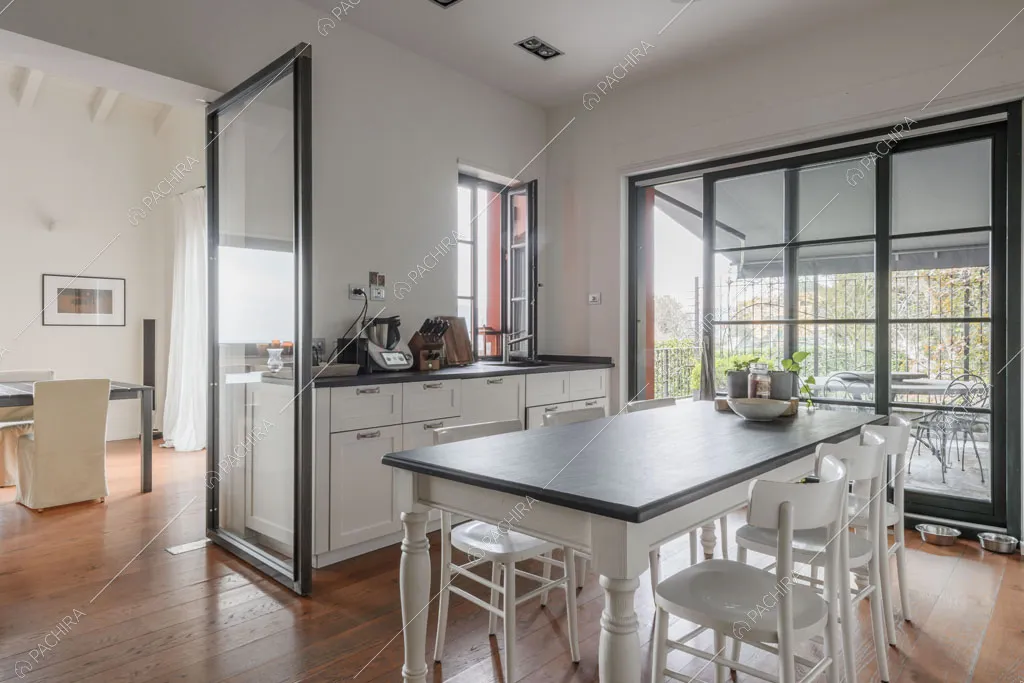 Cucina con porta finestra della villa Roveja, location in stile contemporaneo a Como