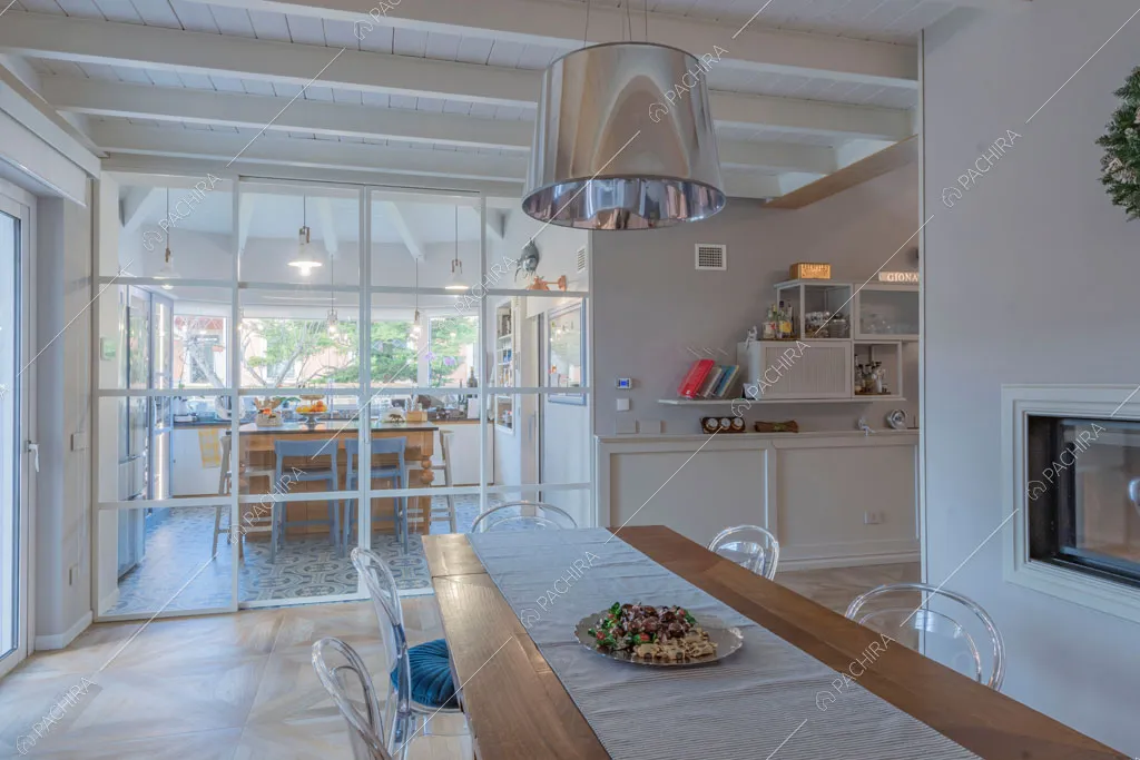Vista sulla cucina a isola della villa Colchito, location in stile contemporaneo a Roma