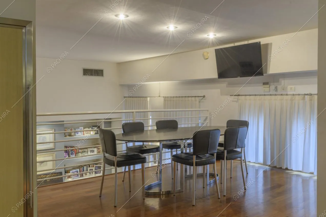Tavolo da pranzo in stile moderno con sedie nere