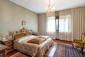 Camera da letto della villa Dolomite, location in stile rustico a Varese