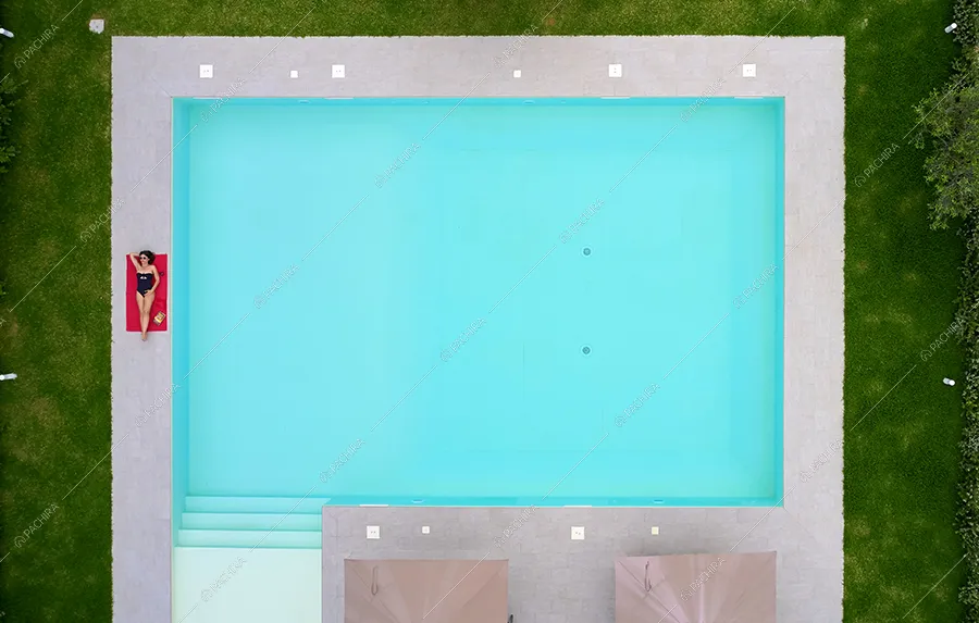 Piscina della villa Godavari, location in stile moderno a Trapani