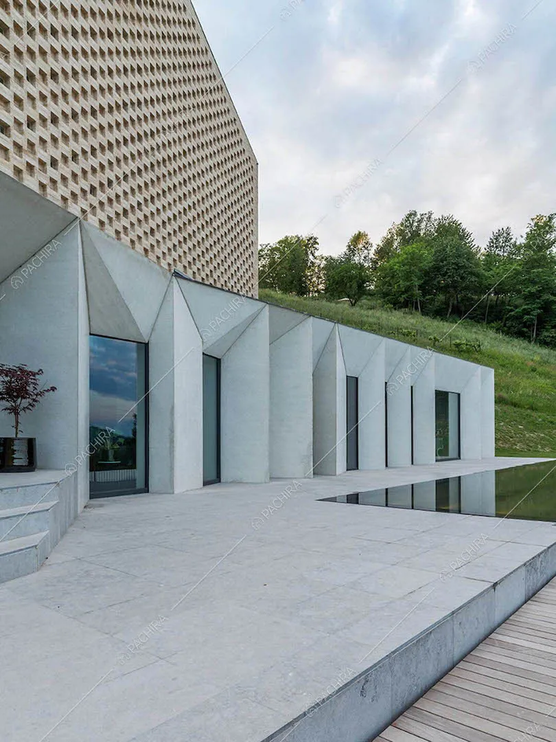 Piscina sulla terrazza con vista sugli esterni e sul parco